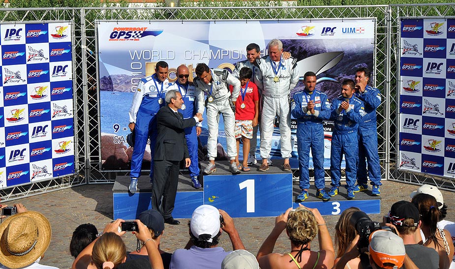 UIM President Raffaele Chiulli congratulates the Endurance Supersport winners Baia Attolini - credit: Karel Overlaet