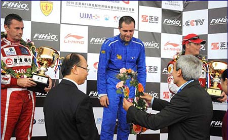 The UIM President Raffaele Chiulli awarding the trophies to the F1 GP winner
