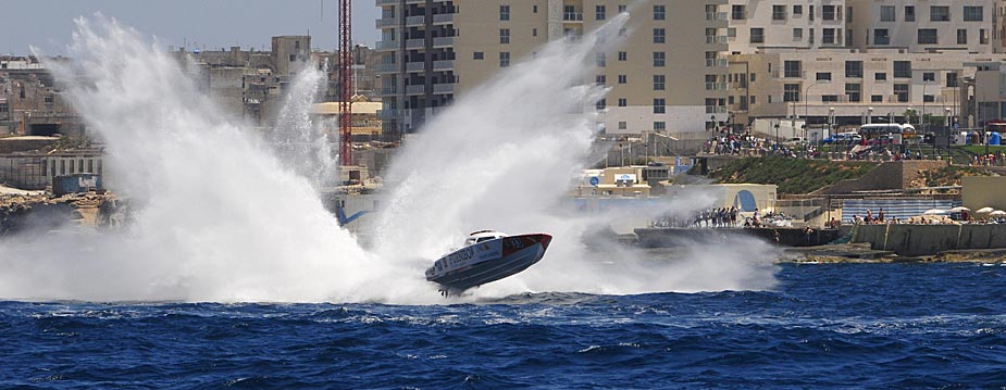 Furnibo 2B1 splitting waves in Malta 2011