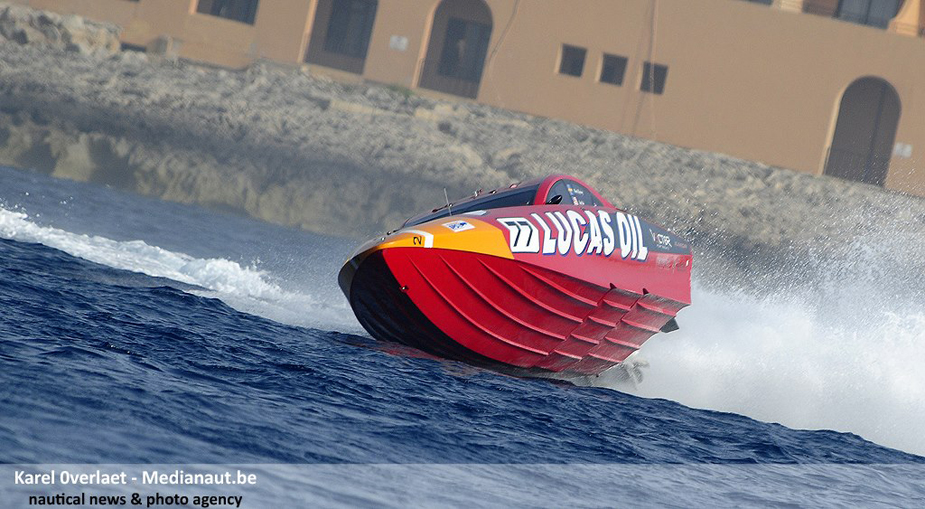 A SilverHook powerboat taking a steep turn - (c) Karel Overlaet, Medianaut
